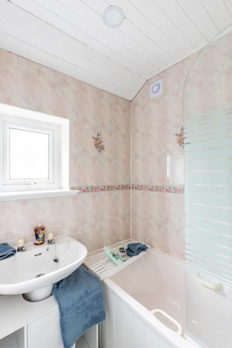 Entire Charming 5-Bed House In Darwen Blackburn Bb1 Free Parking Roadside Rishton Exterior foto